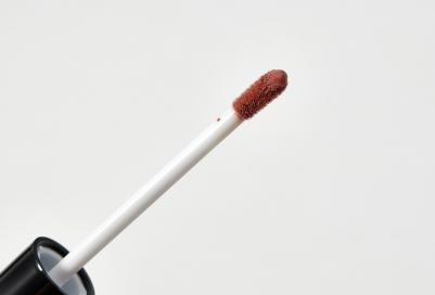 Лаковый блеск для губ нюд бежево-розовый 5 мл – фото 4