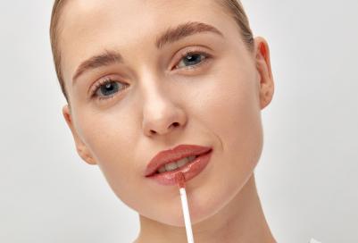 Лаковый блеск для губ нюд бежево-розовый 5 мл – фото 9