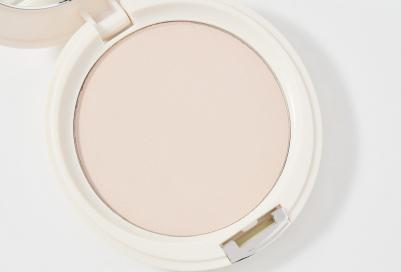 Компактная шелковая пудра для лица т.01 "Natural Glow Silky Powder" Полупрозрачный, 12 гр – фото 9