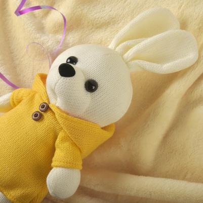 Вязаная игрушка "Зайка", 22 см, в желтом костюмчике – фото 3