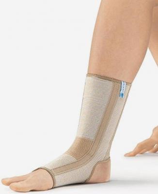 Эластичный бандаж на голеностопный сустав с ребрами жесткости BAN-101(M), р.S