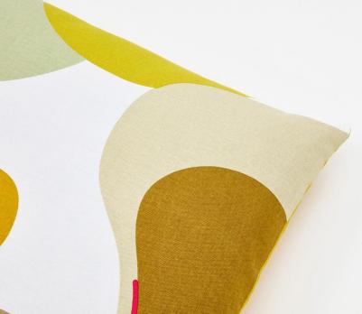 Подушка декоративная из хлопка горчичного цвета с авторским принтом из коллекции freak fruit, 45х45 см, горчичный TK20-CU0002 – фото 2