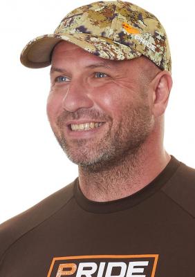 Утепленная бейсболка из мягкой трехслойной мембранной ткани софт-шелл. Защищает от ветра и осадков, не промокает и хорошо дышит. Прекрасно подходит