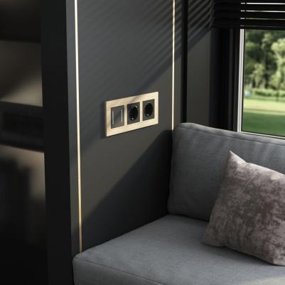 Рамка для розетки/выключателя из металла на 3 поста AluMax W0033511 шампань – фото 1