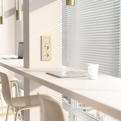 Рамка для розетки/выключателя из металла на 3 поста AluMax W0033511 шампань – фото 4