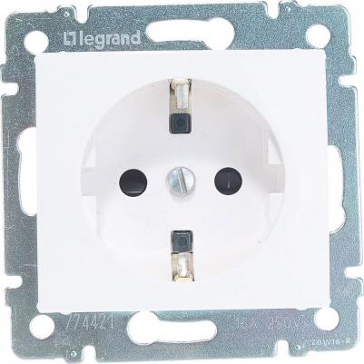 Одноместная розетка с защитными шторками и заземлением, Valena белая 774421 694269