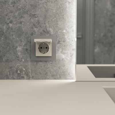 Розетка с заземлением, шторками и защит. крышкой (дымчатый) W1271204 – фото 2