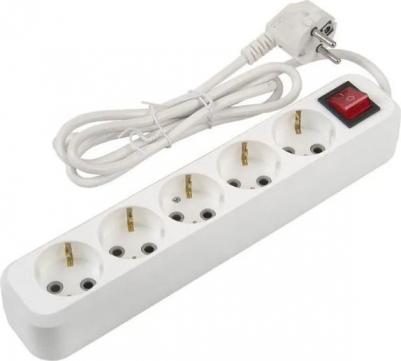 Сетевой бытовой удлинитель представляет собой практичное решение для подключения нескольких электроприборов в домашних условиях. Он оснащен розетками