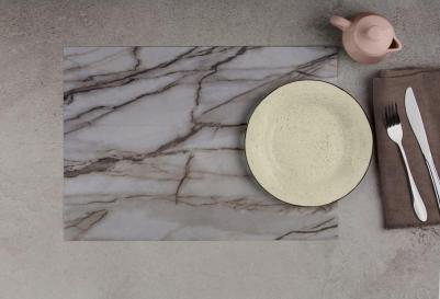 Плейсмат с рисунком – это элемент сервировки стола, который располагается перед каждым гостем на столе. Он выполняет несколько функций: защищает