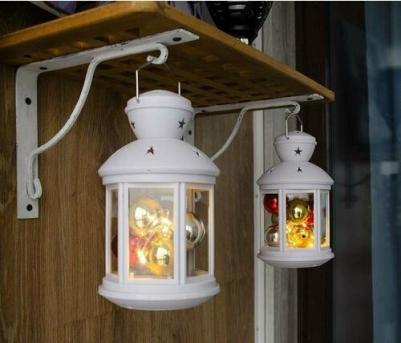 Фонарь новогодний с гирляндой и шариками белый – фото 5