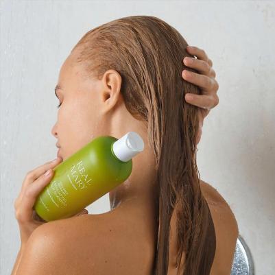 Глубоко очищающий и отшелушивающий шампунь с соком розмарина Cold Brew Rosemary Exfoliating Scalp Shampoo 400 мл – фото 3