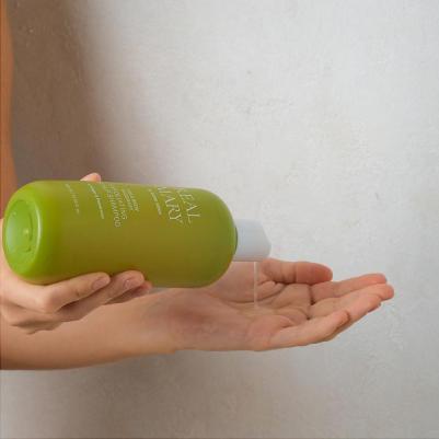 Глубоко очищающий и отшелушивающий шампунь с соком розмарина Cold Brew Rosemary Exfoliating Scalp Shampoo 400 мл – фото 5