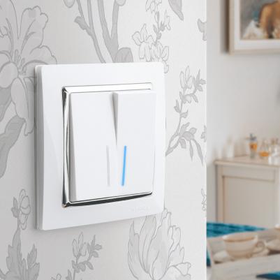 Встраиваемый двухклавишный выключатель проходной W1122101 белый с подсветкой 10 А – фото 5