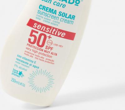 Солнцезащитный крем для чувствительной кожи SPF 50+, водостойкая веганская формула, 250 мл – фото 6